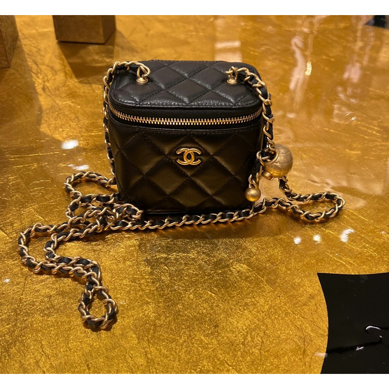 CHANEL 金色方形化妝包 黑色-1