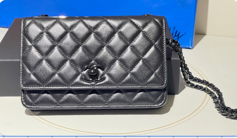 CHANEL WOC高質感小羊皮三用鏈帶包（黑/黑鍊）-13