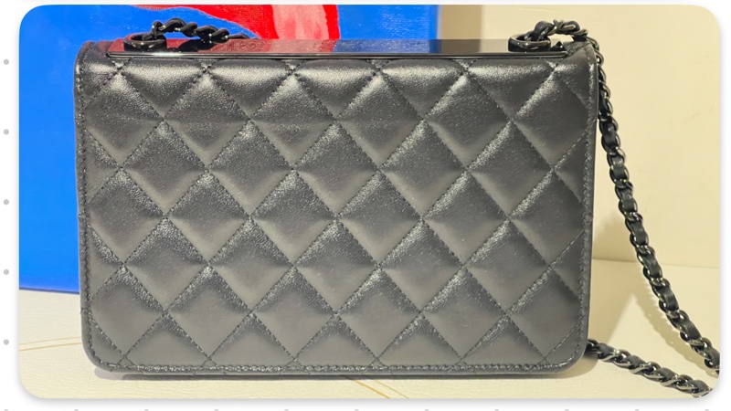 CHANEL WOC高質感小羊皮三用鏈帶包（黑/黑鍊）-15