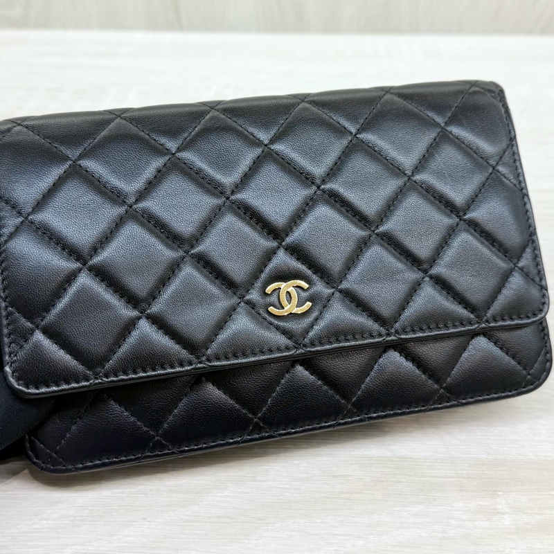 CHANEL黑色羊皮菱格金釦WOC-16