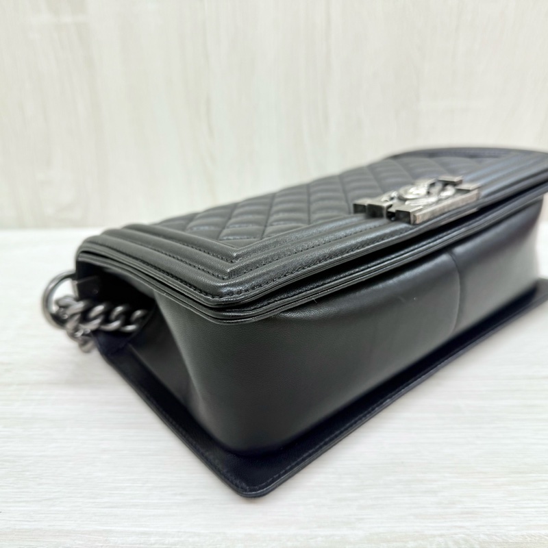 CHANEL黑色羊皮霧銀釦boy25側背A92193-5