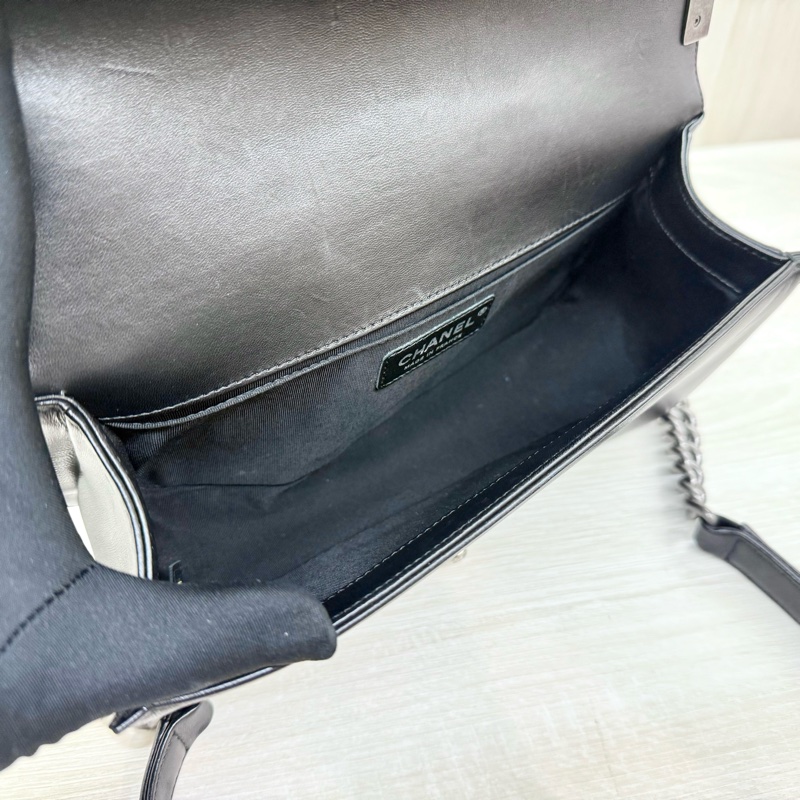 CHANEL黑色羊皮霧銀釦boy25側背A92193-12