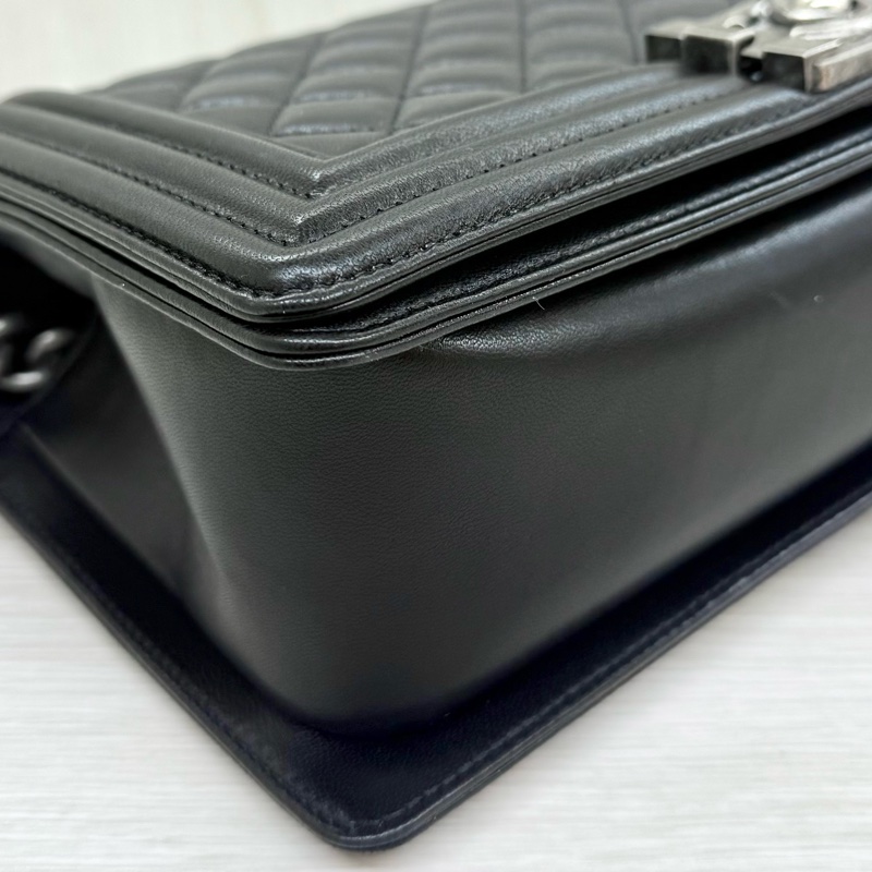 CHANEL黑色羊皮霧銀釦boy25側背A92193-14