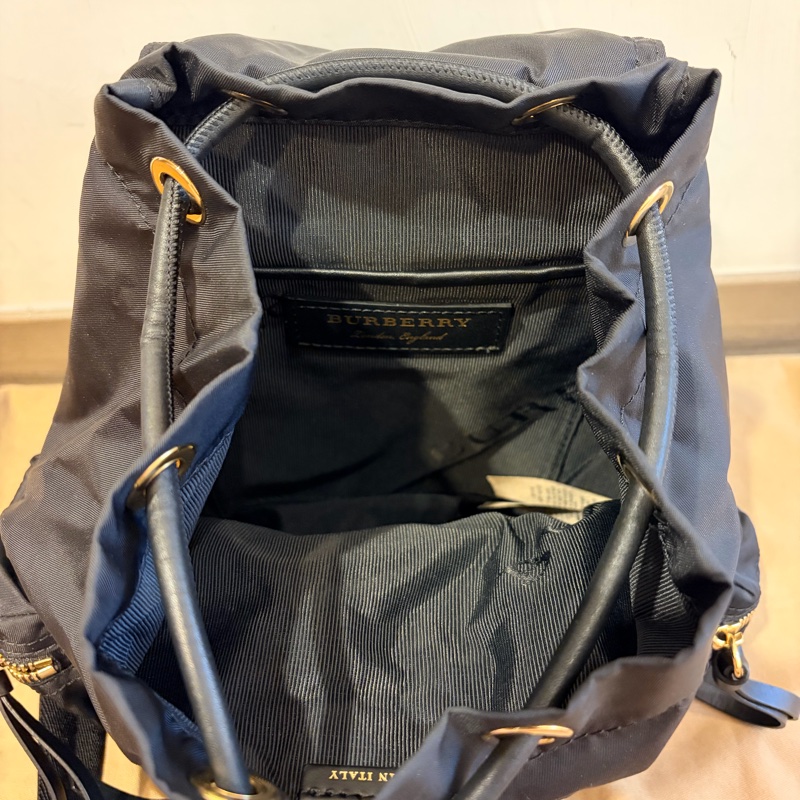 Burberry rucksack 金扣尼龍抽繩後背包 小號黑色 近全新-3