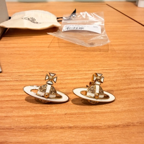 🔥【Vivienne Westwood】Neil Mini Bas Relief Stud 耳環  金色 × 白色琺瑯｜經典土星｜精緻小款