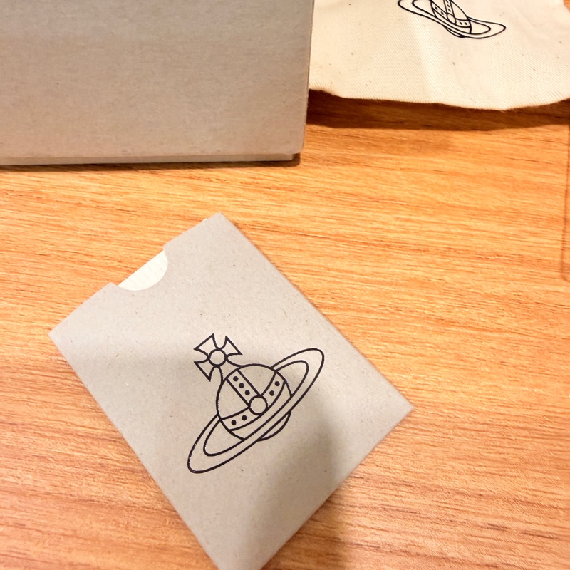 🔥【Vivienne Westwood】Neil Mini Bas Relief Stud 耳環  金色 × 白色琺瑯｜經典土星｜精緻小款-1