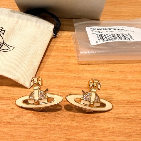 💎【Vivienne Westwood】Neil Mini Bas Relief Stud 耳環金色 × 白色琺瑯｜經典土星