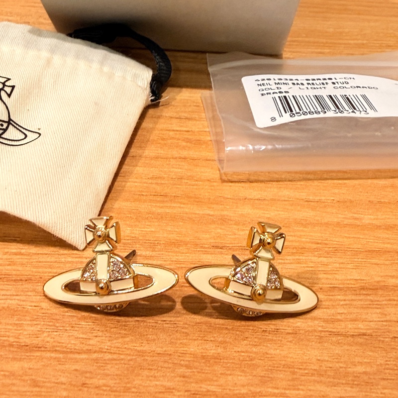 💎【Vivienne Westwood】Neil Mini Bas Relief Stud 耳環金色 × 白色琺瑯｜經典土星-0