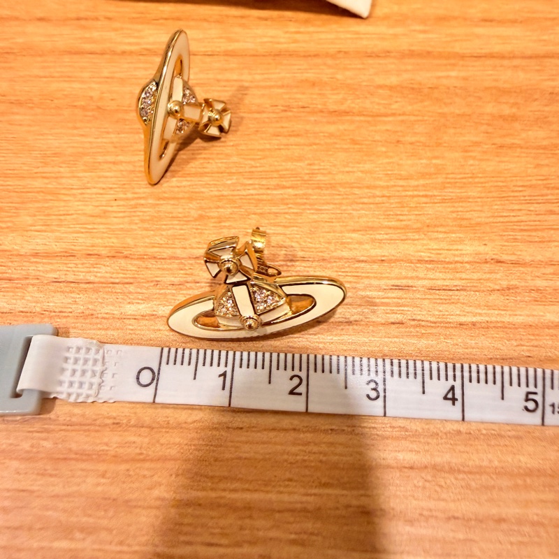 💎【Vivienne Westwood】Neil Mini Bas Relief Stud 耳環金色 × 白色琺瑯｜經典土星-3