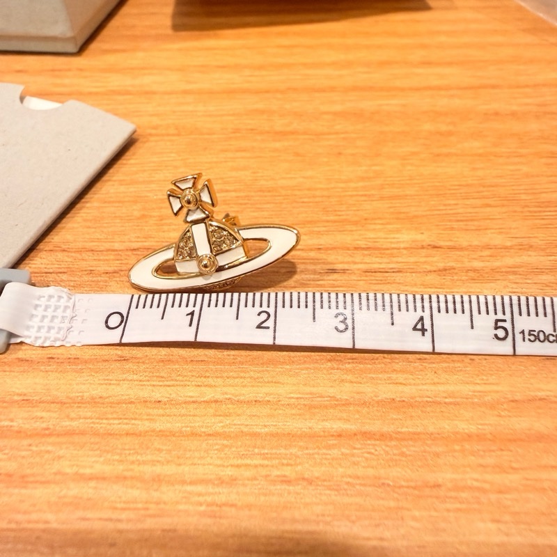 💎【Vivienne Westwood】Neil Mini Bas Relief Stud 耳環金色 × 白色琺瑯｜經典土星-6