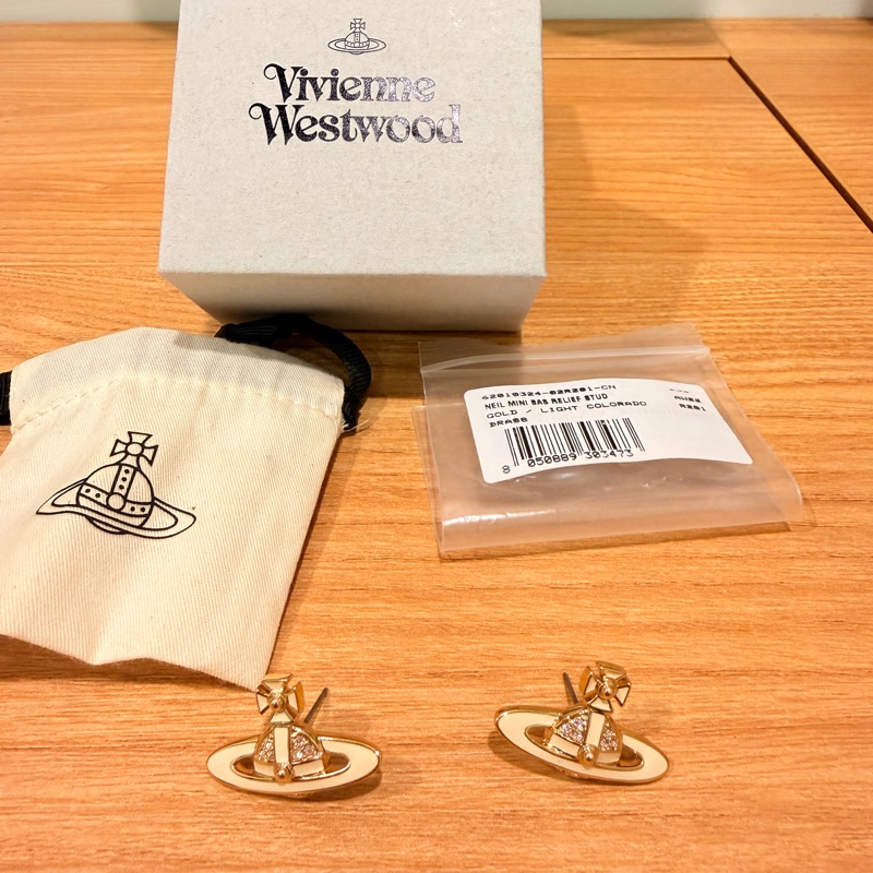 💎【Vivienne Westwood】Neil Mini Bas Relief Stud 耳環金色 × 白色琺瑯｜經典土星-11