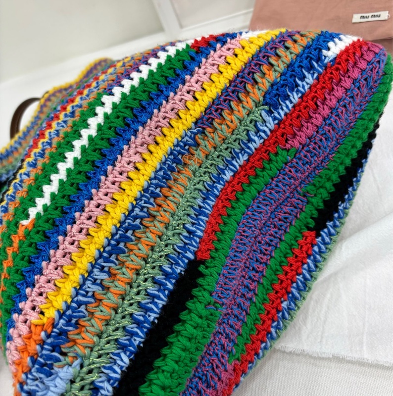 miumiu 爆款 24ss彩虹編織豎版tote size：33*39-6