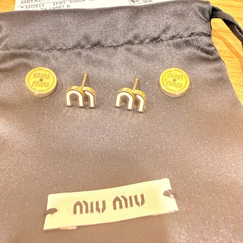 ✨【Miu Miu】Logo Stud Earrings 耳環  Bianco 白色琺瑯 × 金色