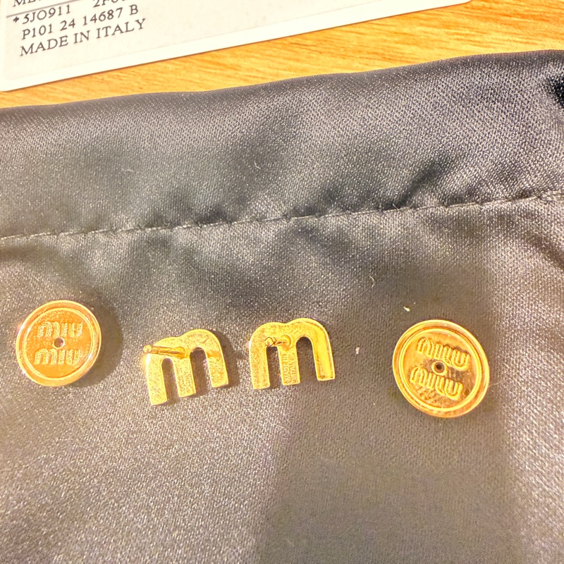 ✨【Miu Miu】Logo Stud Earrings 耳環  Bianco 白色琺瑯 × 金色-6