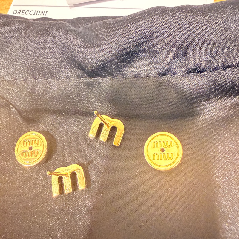 💎【Miu Miu】Logo Stud Earrings 耳環  Amaranto 酒紅琺瑯 × 金色-5