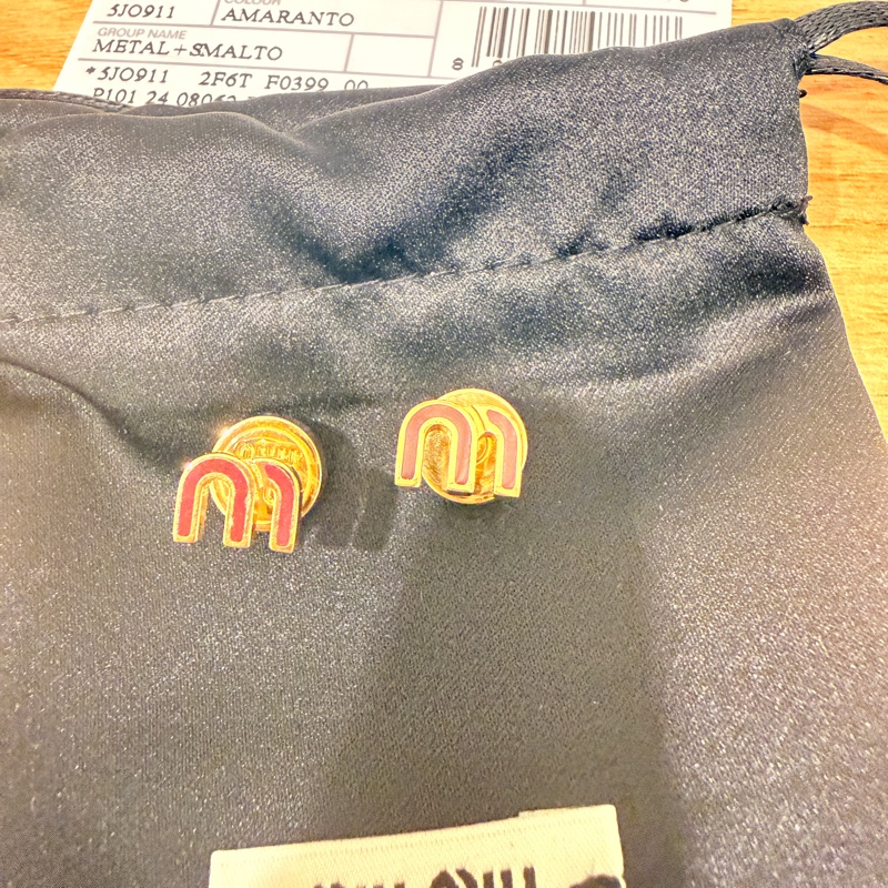 💎【Miu Miu】Logo Stud Earrings 耳環  Amaranto 酒紅琺瑯 × 金色-6
