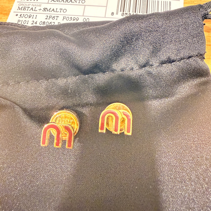 💎【Miu Miu】Logo Stud Earrings 耳環  Amaranto 酒紅琺瑯 × 金色-7