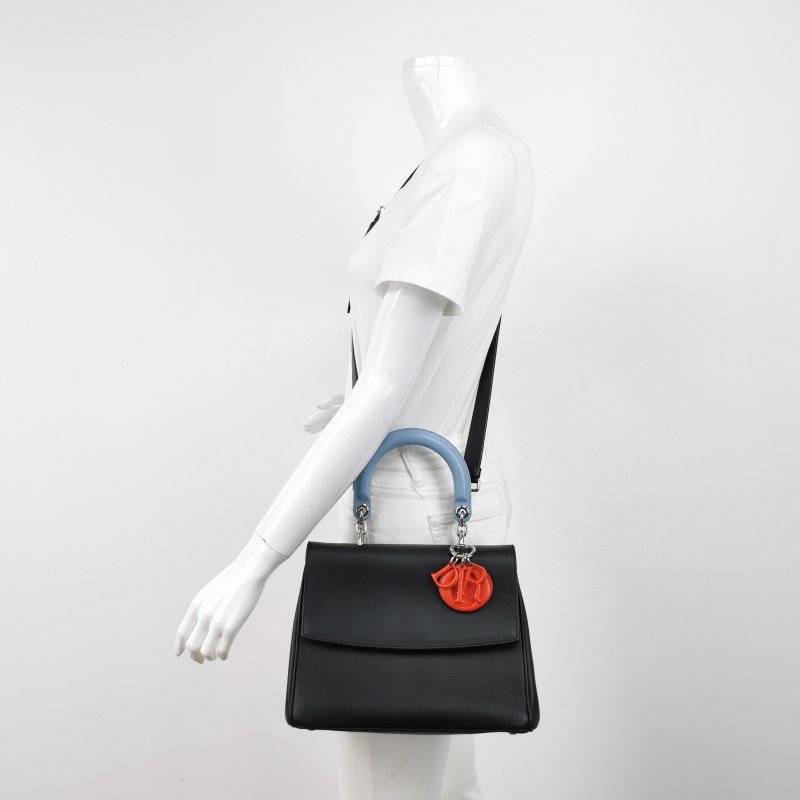 Dior Be Dior中號牛皮純色Dior字母吊飾斜挎包單肩包-1