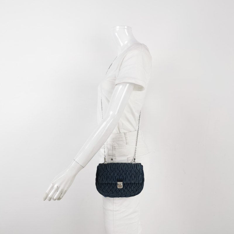 Miu Miu牛仔布純色褶皺珩縫鑽飾斜挎包單肩包-2