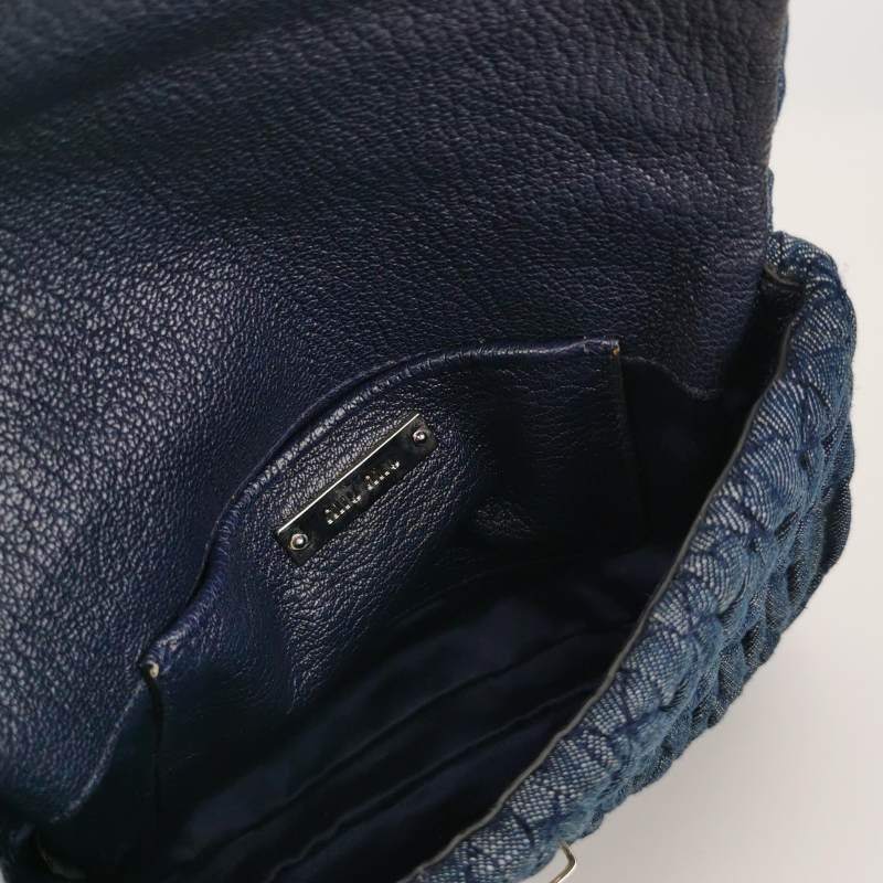 Miu Miu牛仔布純色褶皺珩縫鑽飾斜挎包單肩包-6