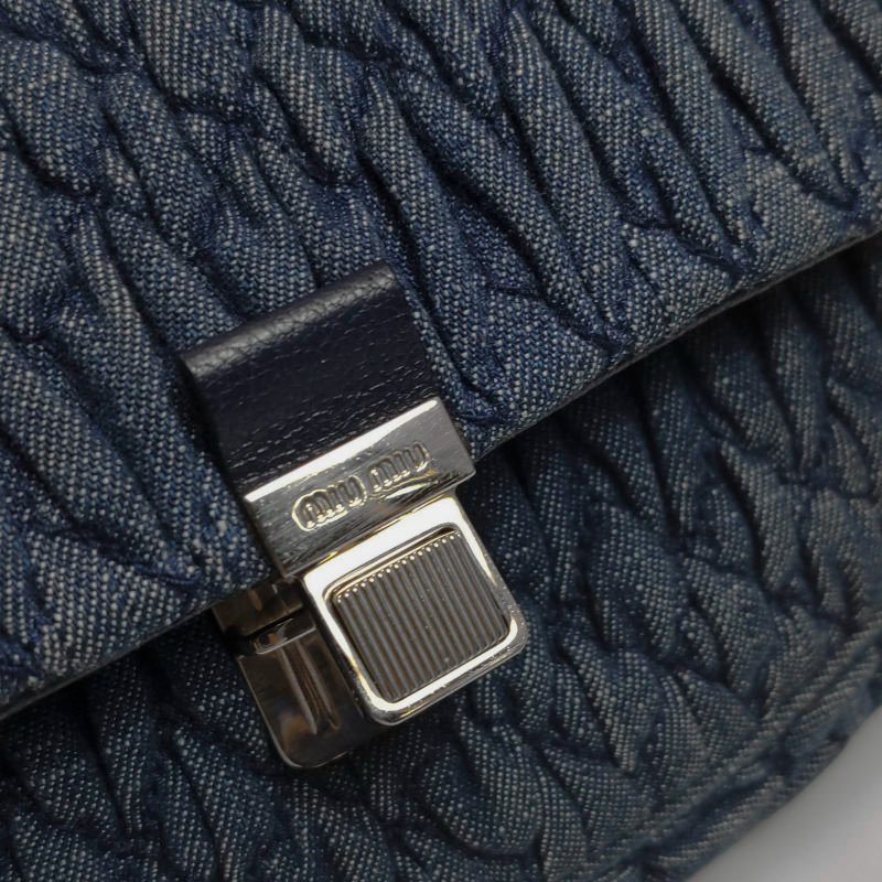 Miu Miu牛仔布純色褶皺珩縫鑽飾斜挎包單肩包-11