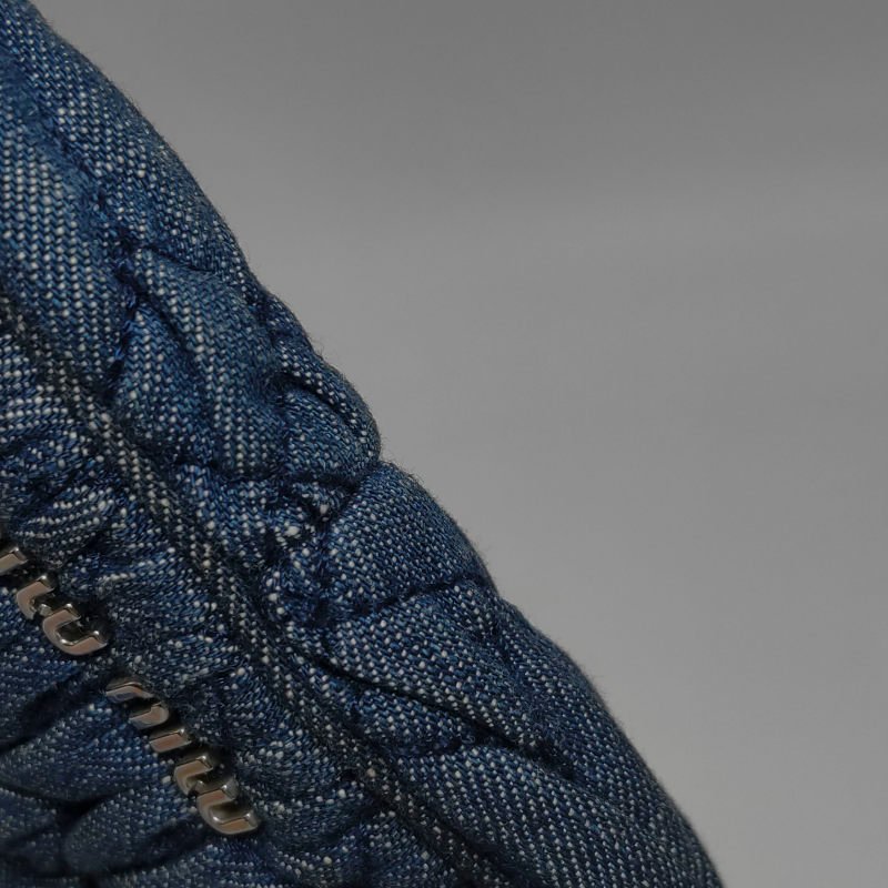 Miu Miu牛仔布純色褶皺珩縫鑽飾斜挎包單肩包-16