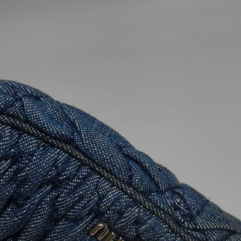 Miu Miu牛仔布純色褶皺珩縫鑽飾斜挎包單肩包-18