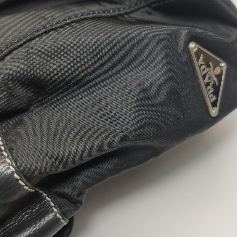 Prada牛皮尼龍布純色皮帶扣飾單肩包-17