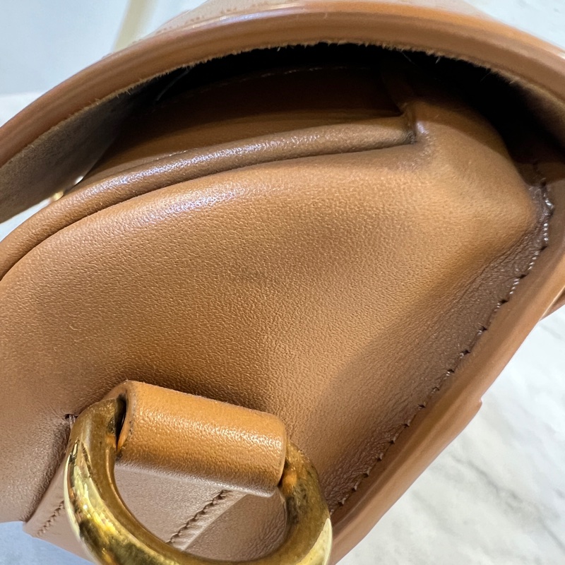 Dior 焦糖牛皮金釦CD logo 字樣Bobby S肩背包-21