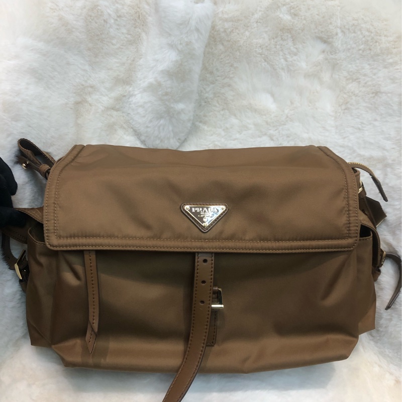 Prada 焦糖啡新款郵差包 相機包 XC135-0