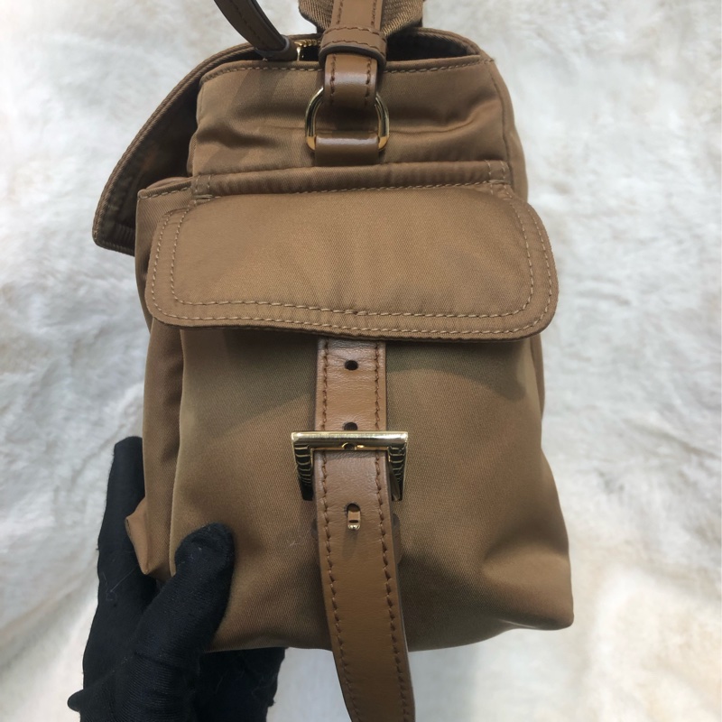 Prada 焦糖啡新款郵差包 相機包 XC135-3