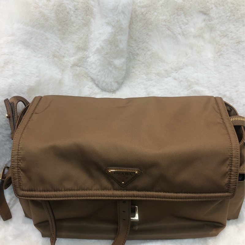 Prada 焦糖啡新款郵差包 相機包 XC135-8