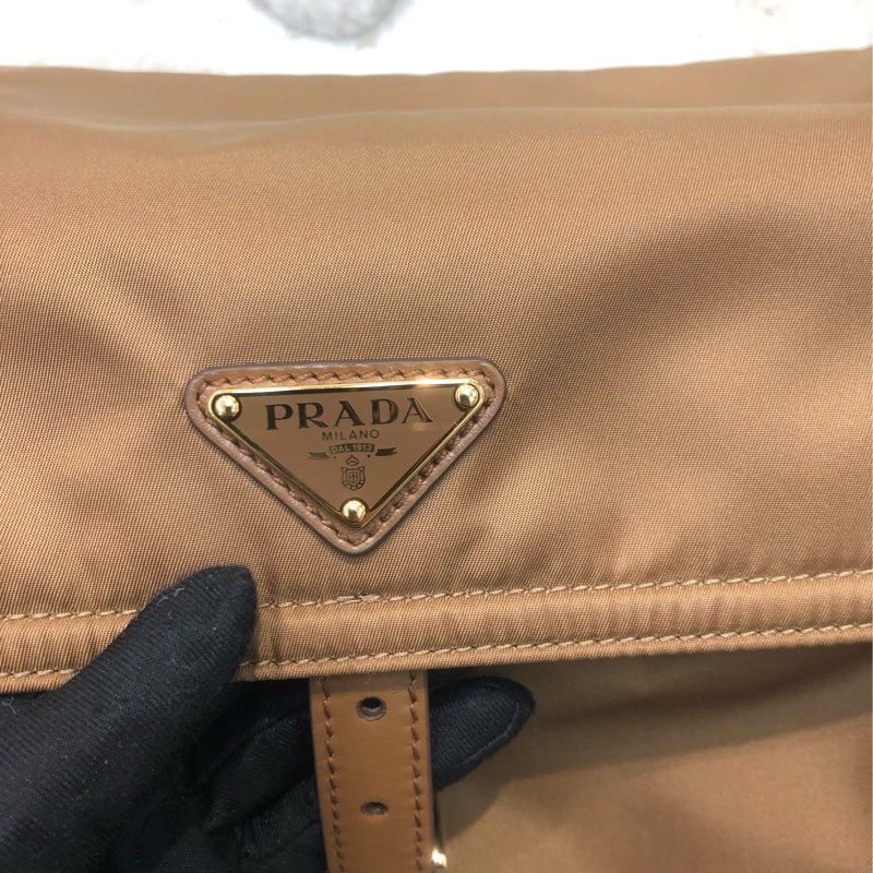 Prada 焦糖啡新款郵差包 相機包 XC135-9