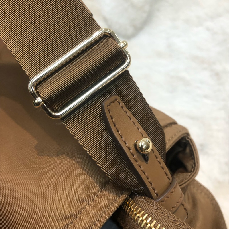 Prada 焦糖啡新款郵差包 相機包 XC135-14