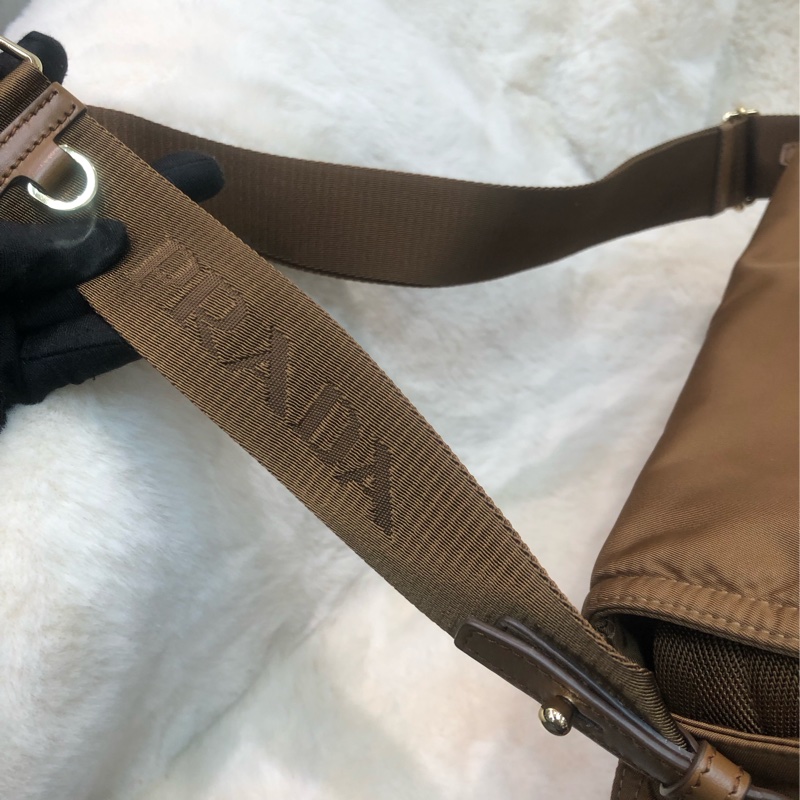 Prada 焦糖啡新款郵差包 相機包 XC135-16