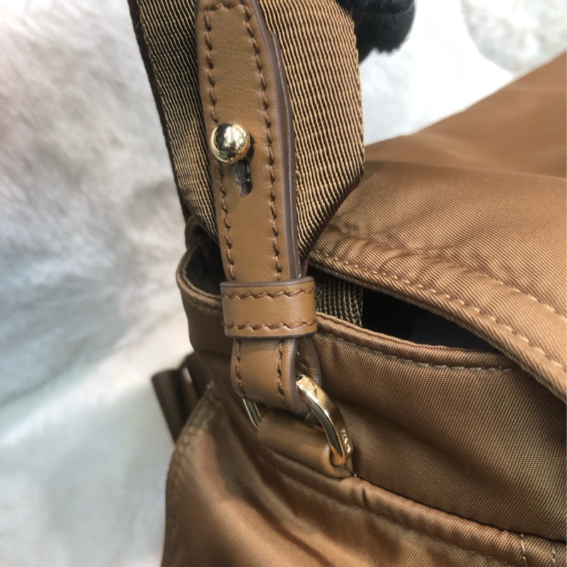 Prada 焦糖啡新款郵差包 相機包 XC135-18