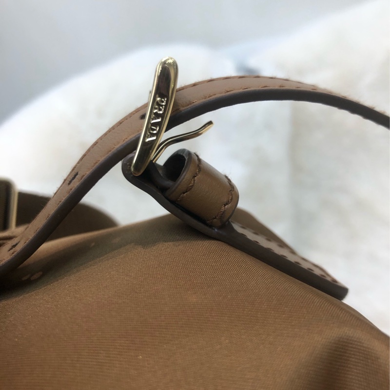 Prada 焦糖啡新款郵差包 相機包 XC135-20