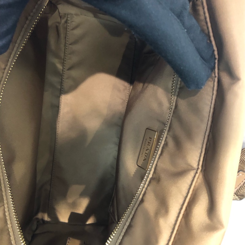 Prada 焦糖啡新款郵差包 相機包 XC135-21