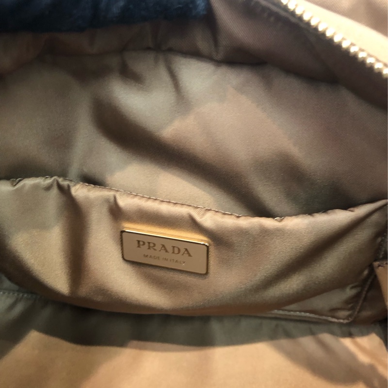 Prada 焦糖啡新款郵差包 相機包 XC135-22