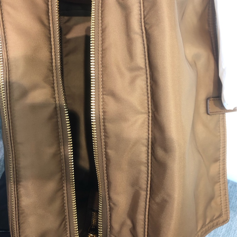 Prada 焦糖啡新款郵差包 相機包 XC135-24