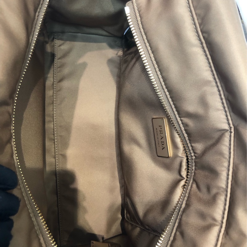 Prada 焦糖啡新款郵差包 相機包 XC135-25