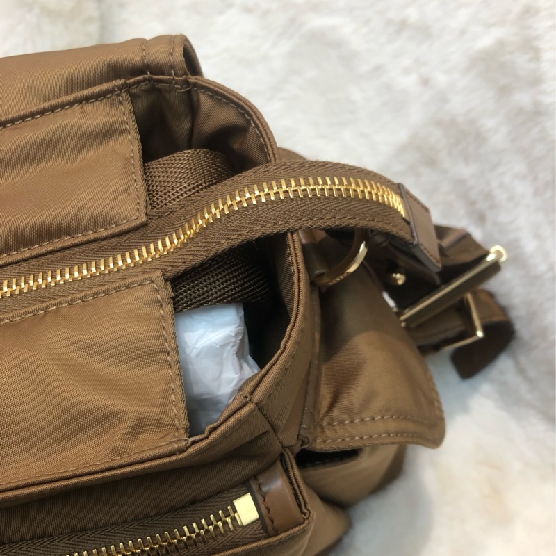 Prada 焦糖啡新款郵差包 相機包 XC135-26