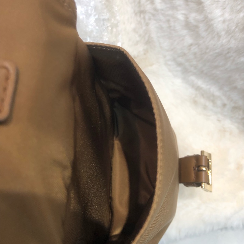 Prada 焦糖啡新款郵差包 相機包 XC135-27