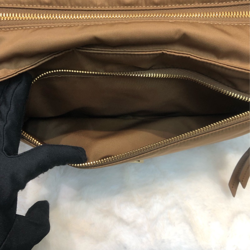 Prada 焦糖啡新款郵差包 相機包 XC135-29