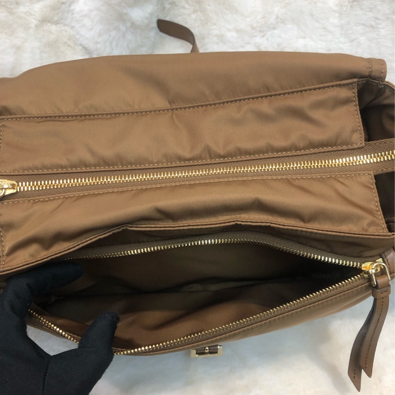 Prada 焦糖啡新款郵差包 相機包 XC135-30