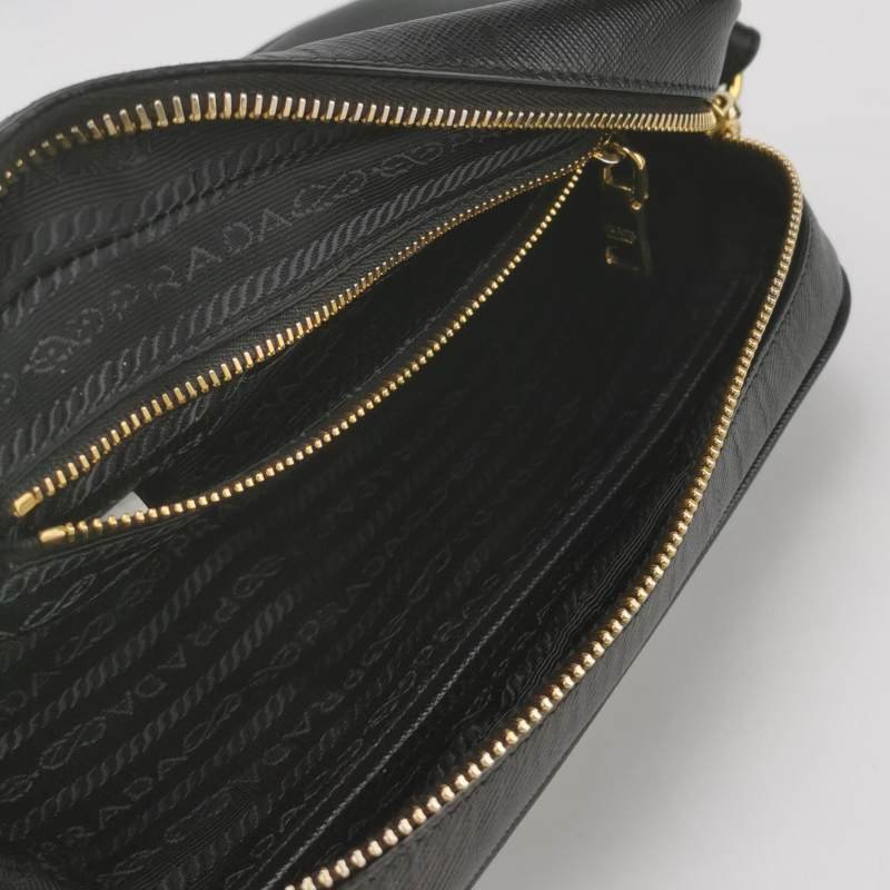 Prada牛皮純色字母Logo拉鏈斜挎包-6