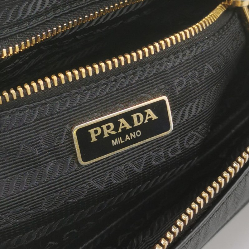 Prada牛皮純色字母Logo拉鏈斜挎包-7