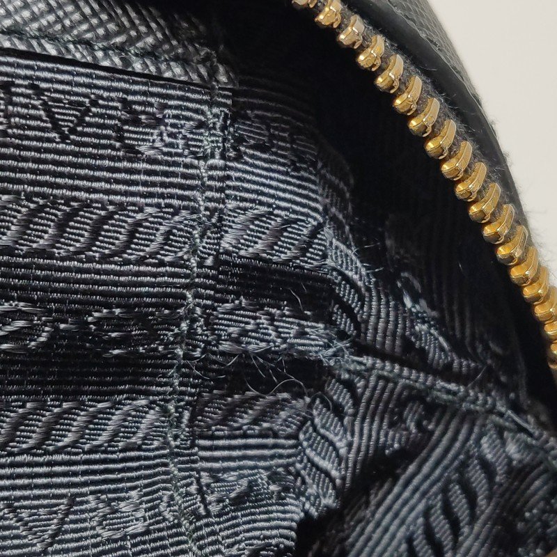 Prada牛皮純色字母Logo拉鏈斜挎包-8