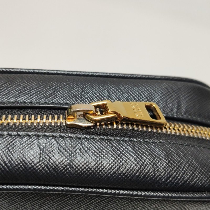 Prada牛皮純色字母Logo拉鏈斜挎包-9