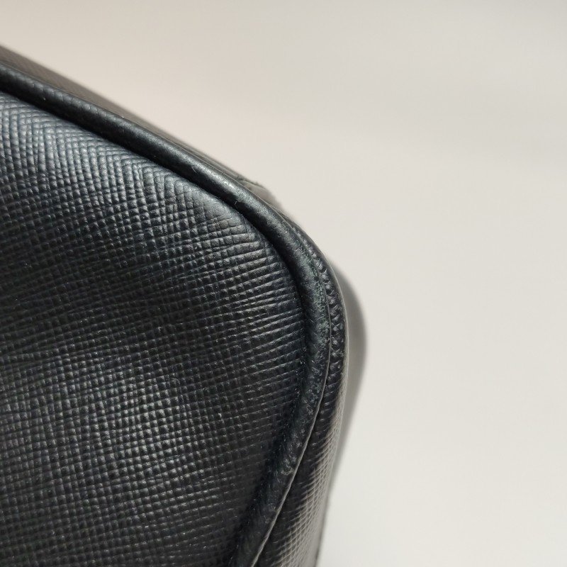 Prada牛皮純色字母Logo拉鏈斜挎包-12